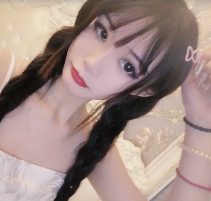 清纯学生妹，恨不得把蛋都塞进去